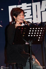 组图：谭咏麟新碟发布会进大学校园办派对