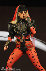 组图：Lady Gaga顶头冠变华丽妖姬 和猛男湿身热舞