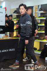 组图：BEAST出席签名会 招手竖大拇指问候粉丝