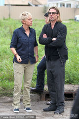 组图：皮特探望贫困家庭 与脱口秀女主持对嘴吻