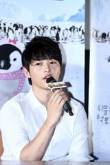 组图：《南极的眼泪》首映 宋钟基帅气助阵