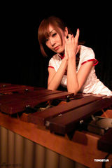 组图：西田惠里奈性感红裙拜年 安慰导演魏德圣