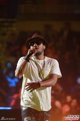 组图：MC Hotdog红磡开唱 陈冠希张震岳助阵