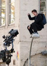 组图：新蜘蛛侠亮相洛杉矶 腾空拍摄表情惬意