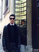 组图：张亮长脸自拍遭调侃马脸代言人