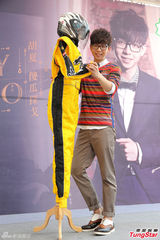 组图：胡夏爱赛车 获赠装备摆探戈姿势