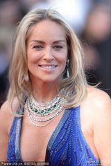 组图：莎朗斯通不服老 深V长裙袒露八字奶