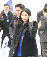 组图：郭晶晶大衣遮肚显孕象 与霍启刚亲密亮相