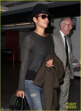 组图：哈莉贝瑞手遮孕肚面带微笑现身机场