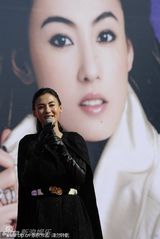 组图：张柏芝“走穴”笑容满面 黑衣亮相帅气十分