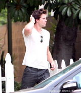 组图：麦莉-赛勒斯再交新男友 被曝甜蜜同居 