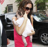 组图：贝嫂为时装周奔忙 桃红礼服配超高跟掀甜美风