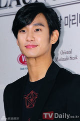 组图：韩星金秀贤参加活动 黑西装尽显绅士风度