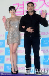 组图：李妍熙玉泽演助阵新片 四对情侣亮相