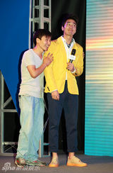 组图：赵又廷出席活动 黄色西装帅气阳光