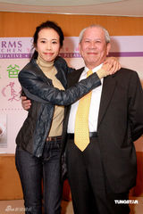 幻灯图：莫文蔚力挺父亲新书 劲装亮相英姿飒爽