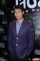 组图：黄百鸣捧新人盛君 挺吴思远尔冬升任会长