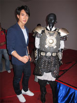 组图：吴尊带《忠烈杨家将》回文莱办慈善场