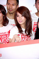 组图：Hebe亲切可爱热心公益 透露Ella赴美学英文