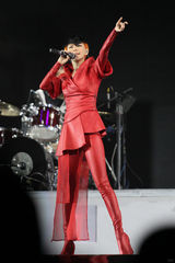 组图：孙燕姿台北开唱 俏丽短发扮“神奇女力”