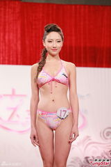 组图：亚姐佳丽泳装亮相 上围丰满玉腿毕露