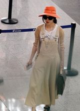 组图：范冰冰混搭穿着候机 手提名包表情多