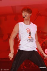 组图：李克勤郑欣宜开唱 鼓励年青人追梦