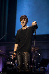 组图：韩星金贤重日本演唱会引2万粉丝捧场