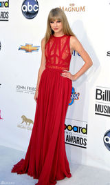 组图：泰勒-斯威夫特红裙亮相公告牌音乐大奖