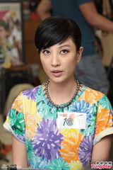 组图：郑希怡为婚礼抓狂 婚期迁就好友应采儿