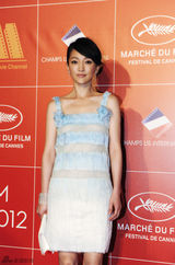 组图：周迅现身戛纳中国之夜 淡蓝短裙时尚简洁