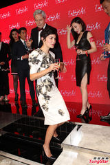 组图：奥黛丽塔图降京城 与郭富城对饮微笑