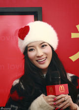 高清组图：霍思燕受商家青睐 寒冬代言娇俏可爱