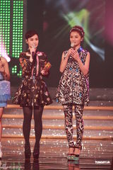 组图： 容祖儿TWINS亮相《劲歌金曲优秀选》录影