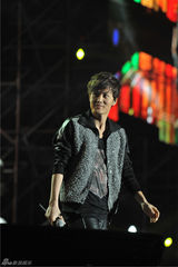 组图：中国好声音南宁巡演激情放歌 引万人合唱