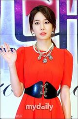 组图：全智贤首演电视剧 白蕾丝镂空裙高挑清瘦