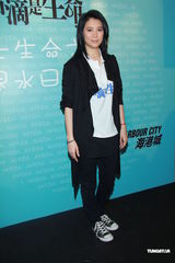 组图：袁咏仪方力申身体力行挑水做慈善