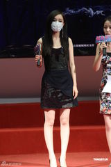 组图：《孤岛惊魂》造势杨幂口罩遮面 冯绍峰送祝福