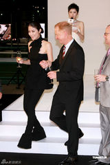 幻灯图：陈慧琳黑色露肩装配长裤现身 潮妈捞金有术