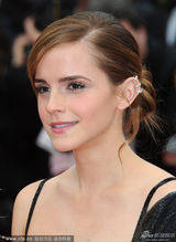 组图：《珠光宝气》首映 艾玛沃森美背一览无遗