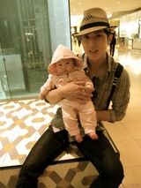 组图：吴尊女儿正面照首度曝光 父女俩亲似兄妹