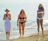 组图：黑珍珠纯白比基尼海滩度假 戴草帽心情靓