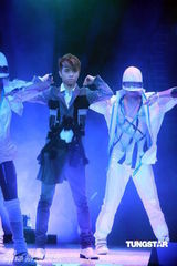 幻灯图：张敬轩香港个唱闭幕 红馆营造浪漫气氛