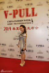 组图：徐海星斑马条纹短裙现身时装周