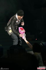 组图：侧田香港开唱 杨千嬅助阵追忆哥哥