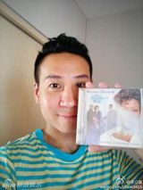 台歌手李立崴微博生前照 爱萌犬自侃酷似梁家辉