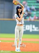 组图：韩国女艺人Clara担任棒球比赛开球嘉宾