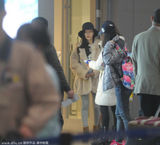 组图：李小璐携母亮相上海机场 站角落举止低调