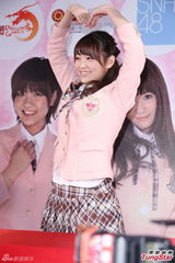 组图：SNH48台北办握手会 粉红制服可爱诱惑