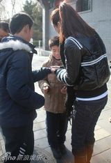 幻灯：巩新亮做50个孩子“妈”　呼吁关注弱势儿童